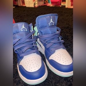 She only wore once because her foot is wide